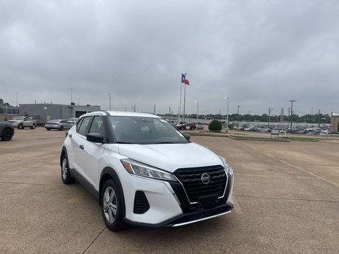 Certified 2021 Nissan Kicks S FWD image 1