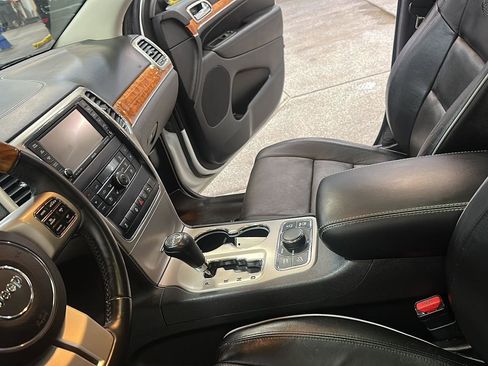Used 2013 Jeep Grand Cherokee Overland w/ Advance Technology Group image 26