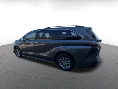 Used 2025 Toyota Sienna XLE FWD image 11