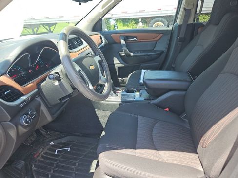 Used 2017 Chevrolet Traverse LT w/ Style and Technology Package FWD image 16