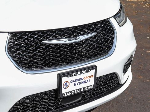 Used 2023 Chrysler Pacifica Touring-L FWD image 5