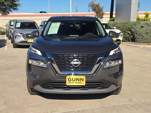Used 2023 Nissan Rogue SV image 2
