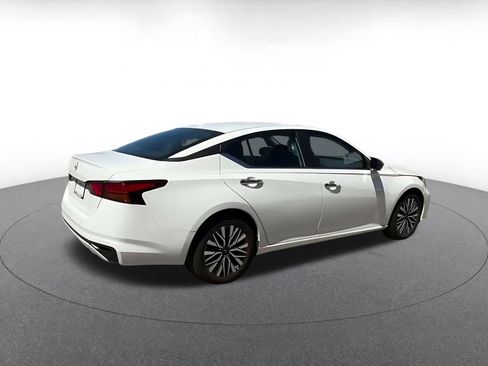 Used 2025 Nissan Altima 2.5 SV FWD image 13