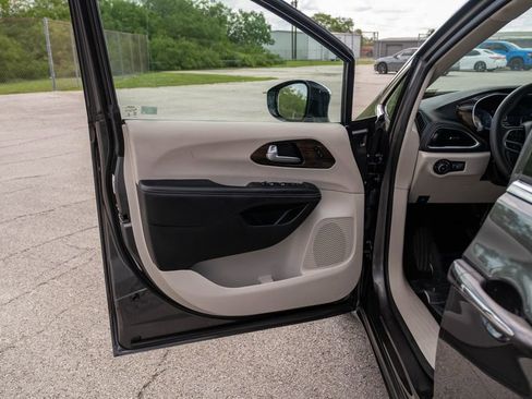 Used 2023 Chrysler Pacifica Limited FWD image 11