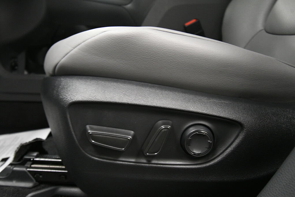 Certified 2024 Toyota Sienna XLE FWD image 10