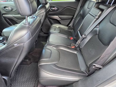 Used 2019 Jeep Cherokee Latitude Plus w/ Comfort/Convenience Group AWD/4WD image 12