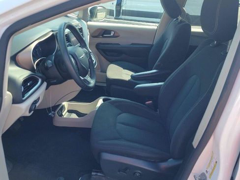 Used 2023 Chrysler Voyager LX FWD image 3