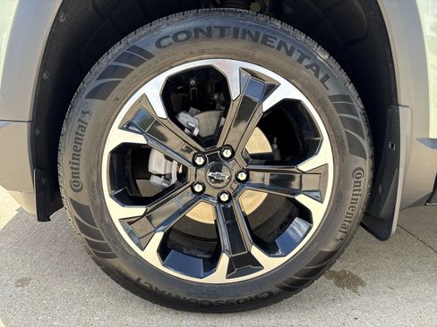 Used 2026 Chevrolet Equinox LT w/ Convenience Package II AWD/4WD image 9