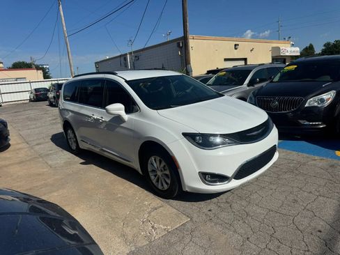 Used 2017 Chrysler Pacifica Touring-L FWD image 6