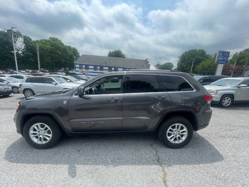 Used 2019 Jeep Grand Cherokee Laredo AWD/4WD image 9