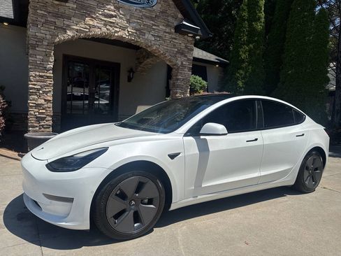 Used 2022 Tesla Model 3 Standard Range RWD image 3