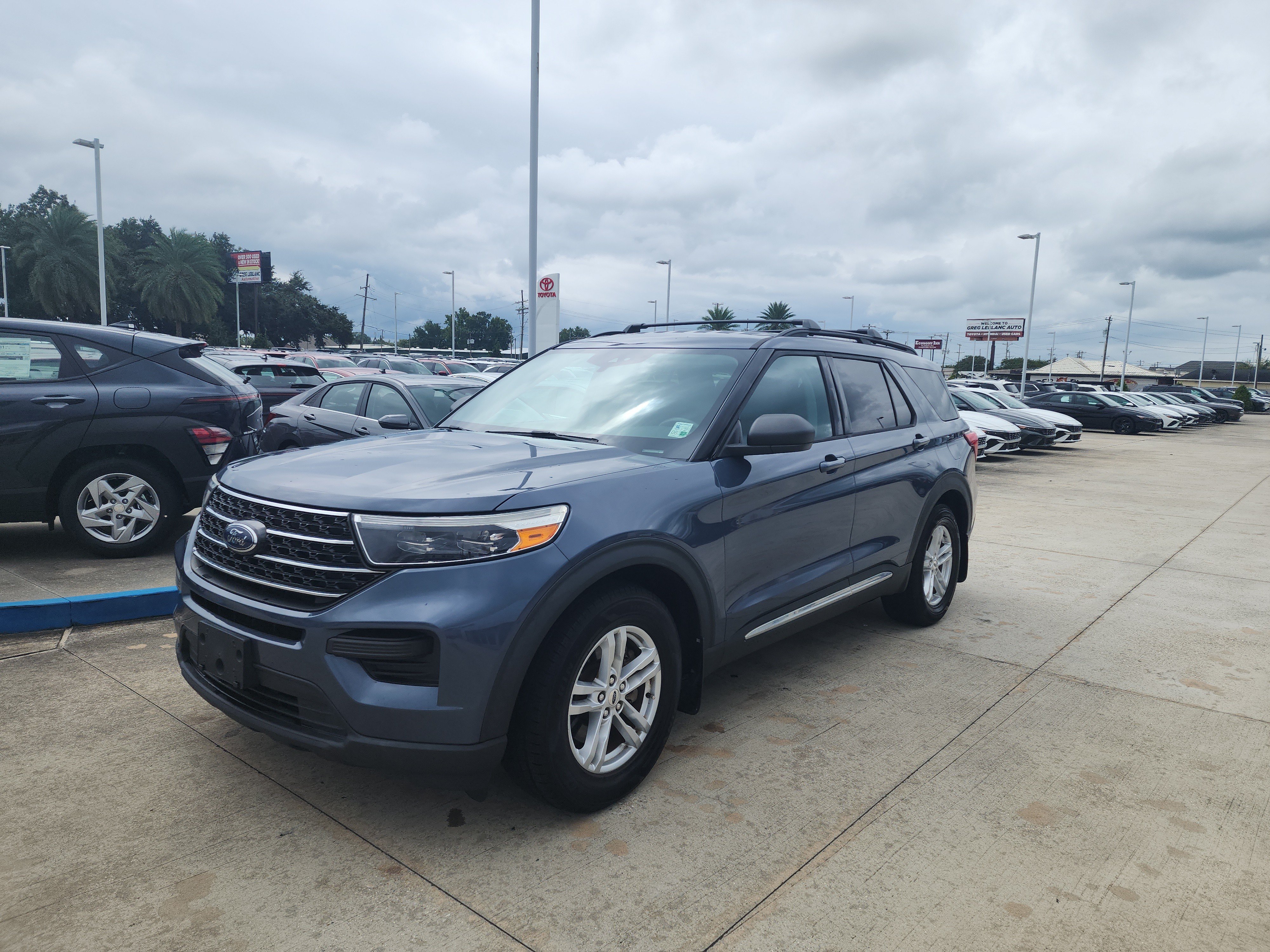 Used 2021 Ford Explorer XLT RWD image 3