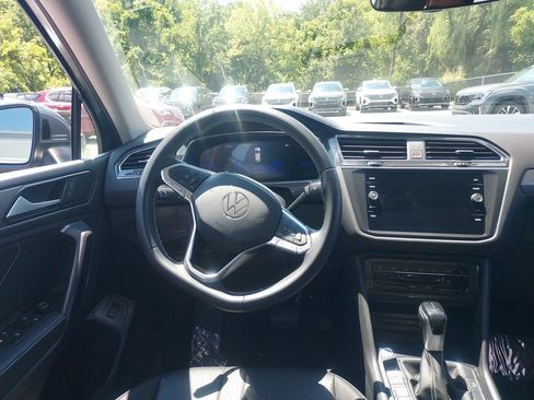 Used 2023 Volkswagen Tiguan SE w/ Panoramic Sunroof Package FWD image 10