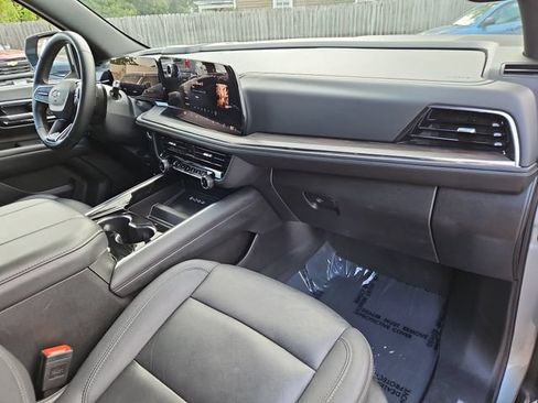 Used 2025 Chevrolet Suburban Z71 AWD/4WD image 29