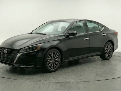 Used 2025 Nissan Altima 2.5 SV image 3