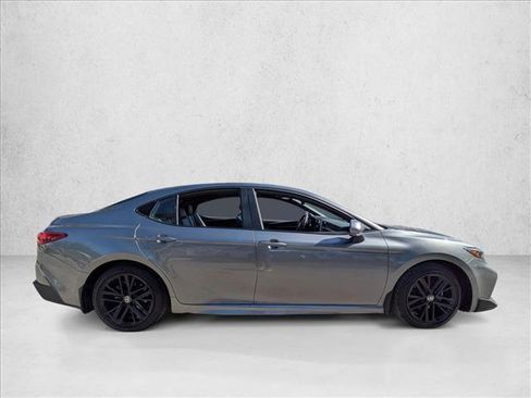 Used 2025 Toyota Camry SE image 4