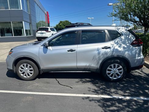 Used 2018 Nissan Rogue S AWD/4WD image 2