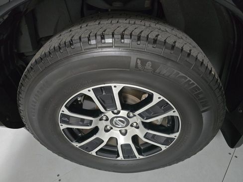 Used 2021 Nissan Titan SV w/ SV Convenience Package image 9