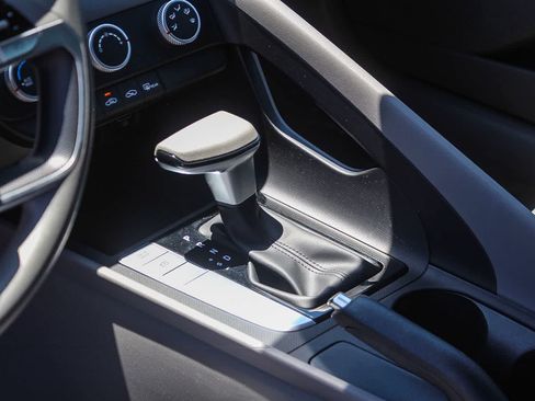 Certified 2023 Hyundai Elantra SE FWD image 24