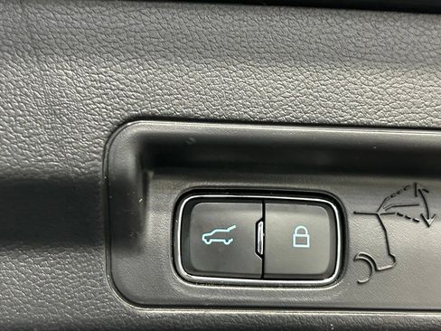 Used 2022 Ford Explorer Limited w/ Equipment Group 301A AWD/4WD image 33