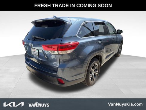 Used 2017 Toyota Highlander Plus w/ Carpet Mat Package FWD image 3