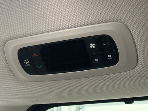 Used 2024 Chrysler Pacifica Touring-L AWD/4WD image 29