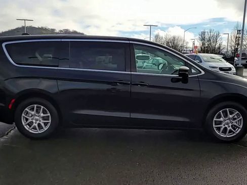 Used 2024 Chrysler Pacifica Touring-L image 9