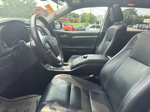 Used 2019 Toyota Highlander XLE AWD/4WD image 9