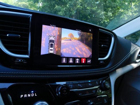 Used 2023 Chrysler Pacifica Touring-L FWD image 11