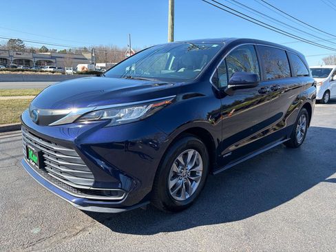 Used 2021 Toyota Sienna LE image 2