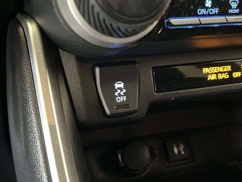 Used 2019 Toyota RAV4 LE w/ All Weather Liner Package AWD/4WD image 31