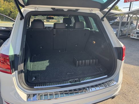 Used 2014 Volkswagen Touareg TDI image 23