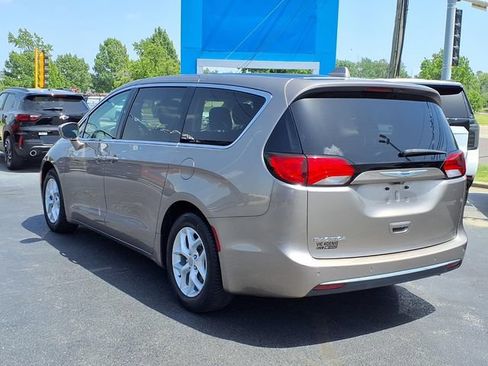 Used 2018 Chrysler Pacifica Touring Plus w/ Tire & Wheel Group FWD image 3