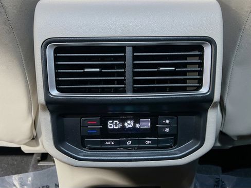 Used 2025 Volkswagen Atlas SE FWD image 17