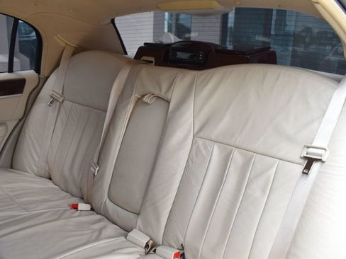 Used 2007 Lincoln Town Car Executive RWD image 21