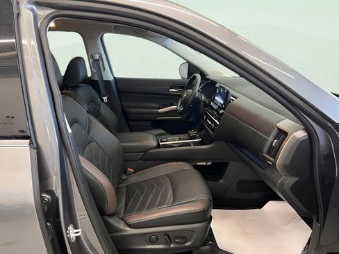 Used 2023 Nissan Pathfinder Platinum AWD/4WD image 14