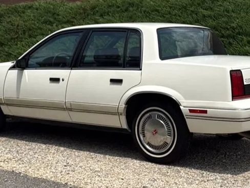Used 1991 Oldsmobile Cutlass Calais Sedan FWD image 7