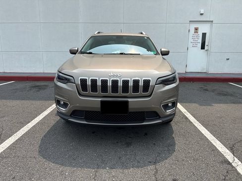 Used 2019 Jeep Cherokee Limited AWD/4WD image 2