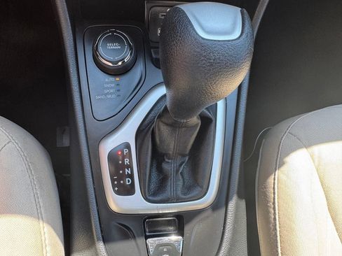 Used 2015 Jeep Cherokee Latitude w/ Cold Weather Group AWD/4WD image 29