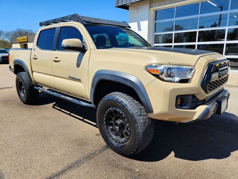 Used 2018 Toyota Tacoma TRD Off-Road w/ Technology Package AWD/4WD image 2