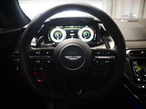 Used 2025 Aston Martin V8 Vantage Coupe image 16