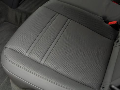 Used 2023 Porsche Cayenne image 33