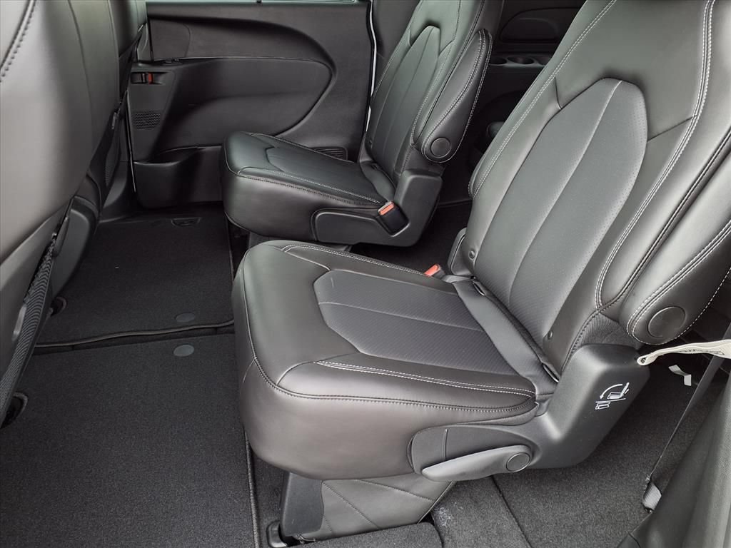 New 2026 Chrysler Pacifica Select w/ S Appearance Package FWD image 7