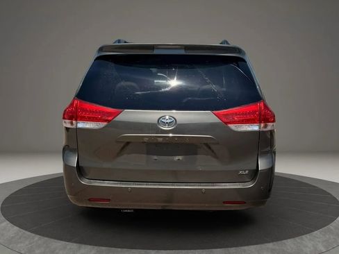 Used 2012 Toyota Sienna XLE w/ Entertainment Pkg FWD image 5