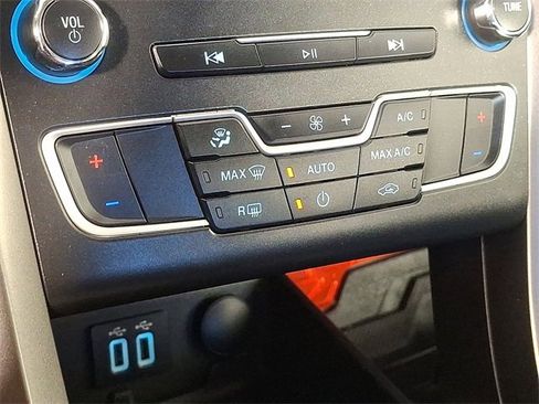 Used 2020 Ford Fusion SE image 18