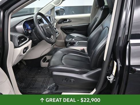 Used 2023 Chrysler Pacifica Touring-L FWD image 34
