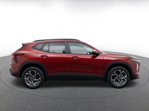 Used 2025 Chevrolet Trax LT FWD image 10