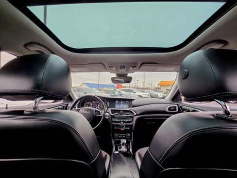 Used 2019 INFINITI QX30 image 2