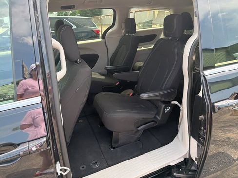 Used 2023 Chrysler Voyager LX FWD image 50