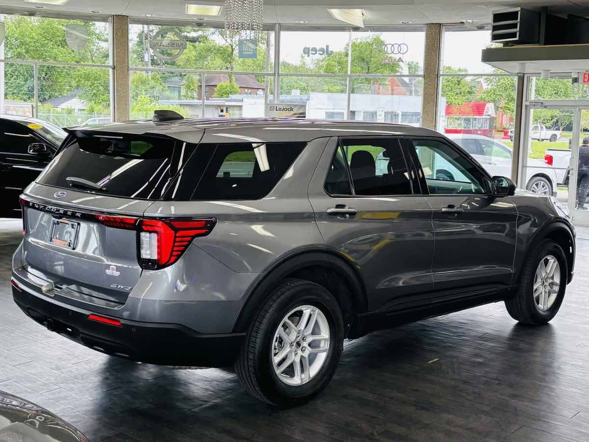 Used 2026 Ford Explorer Active AWD/4WD image 7